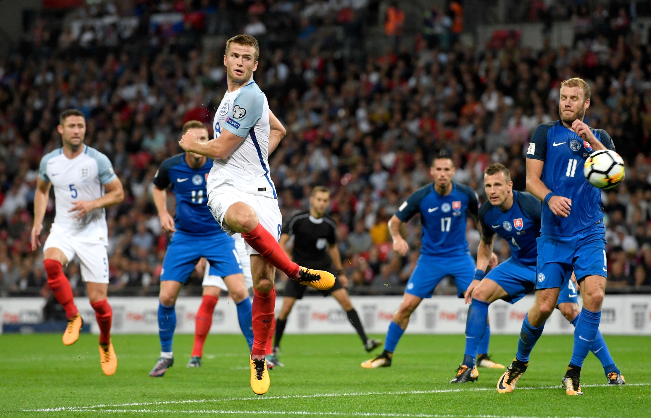 并密切关注 并密切关注